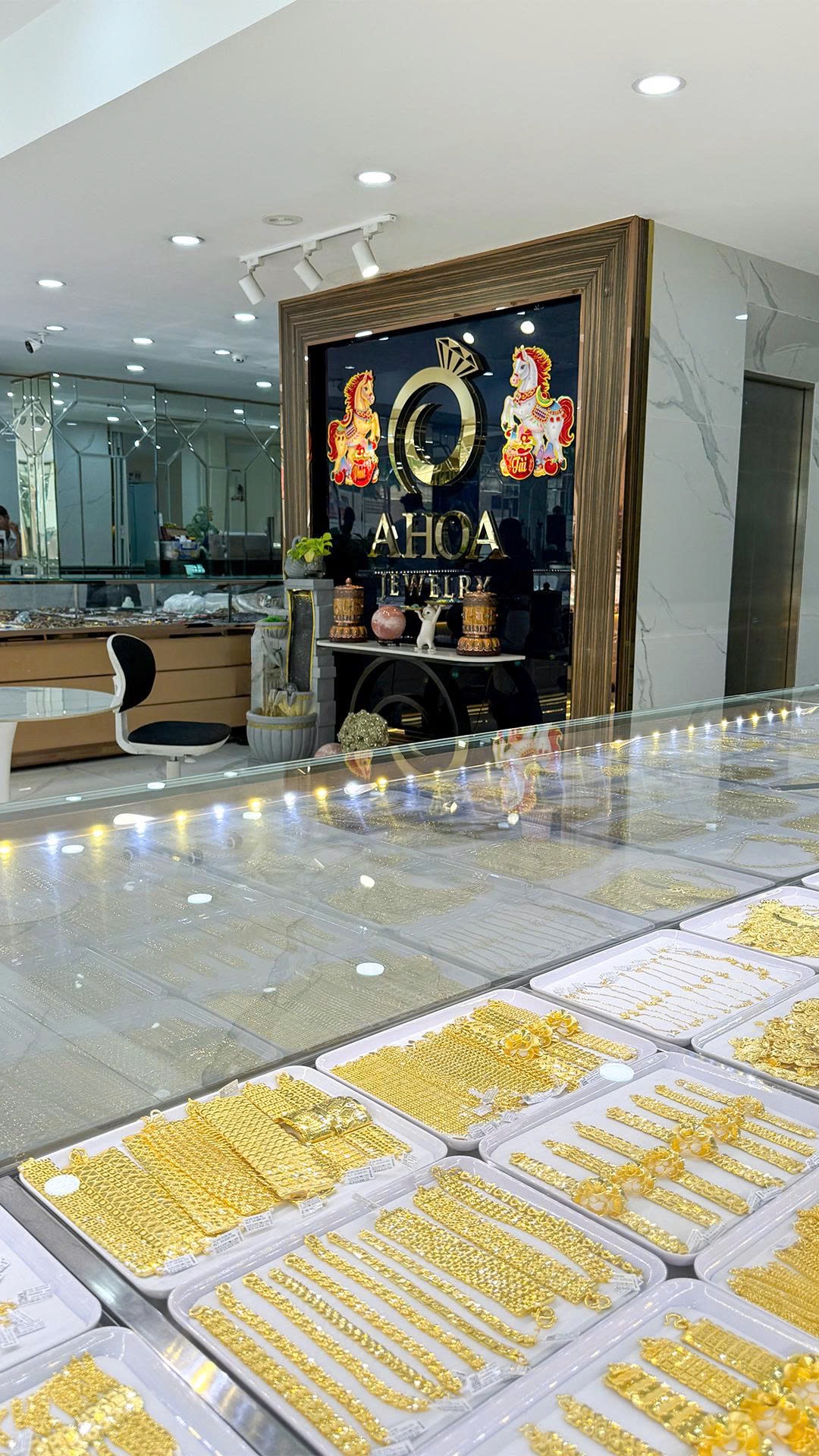 Kho tàng mẫu mã sỉ khổng lồ tại AHOA JEWELRY, bao phủ từ dòng trang sức cưới truyền thống vàng 980 đến các mẫu trang sức vàng 610 hiện đại. Kho tàng mẫu mã sỉ khổng lồ tại AHOA JEWELRY, bao phủ từ dòng trang sức cưới truyền thống vàng 980 đến các mẫu trang sức vàng 610 hiện đại.