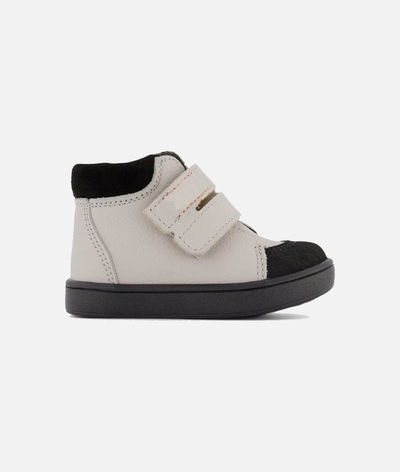 Gi&agrave;y k&ecirc;u cho b&eacute; tập đi