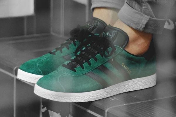 Phi&ecirc;n bản adidas Gazelle mới với ph&ocirc;́i màu Collegiate Green
