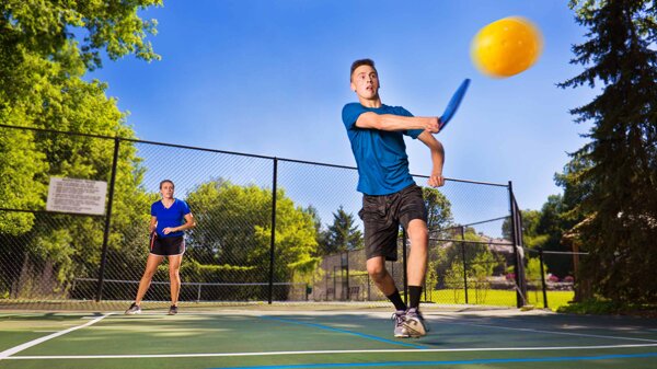 Pickleball l&agrave; g&igrave;? Luật chơi v&agrave; kỹ thuật cơ bản bạn cần nắm
